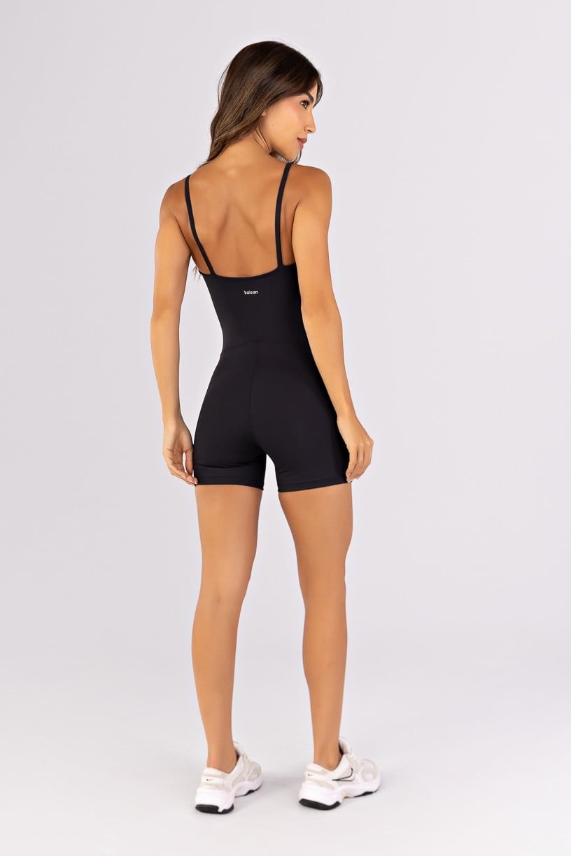 Macaquinho com Decote Reto e Abertura na Frente (Preto)